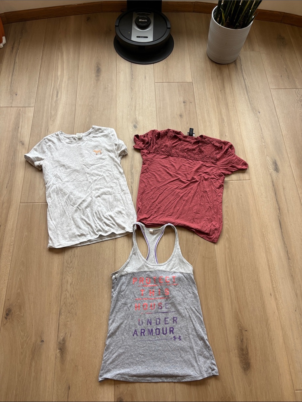 💚Bundle of 3 women’s size small tops💚